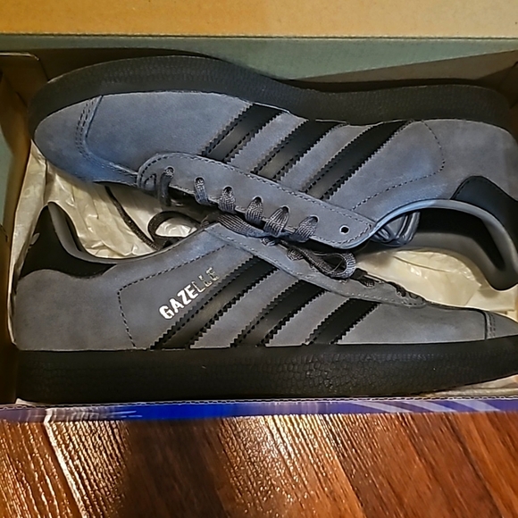 ADIDAS SIZE 4 SHOES UniSex